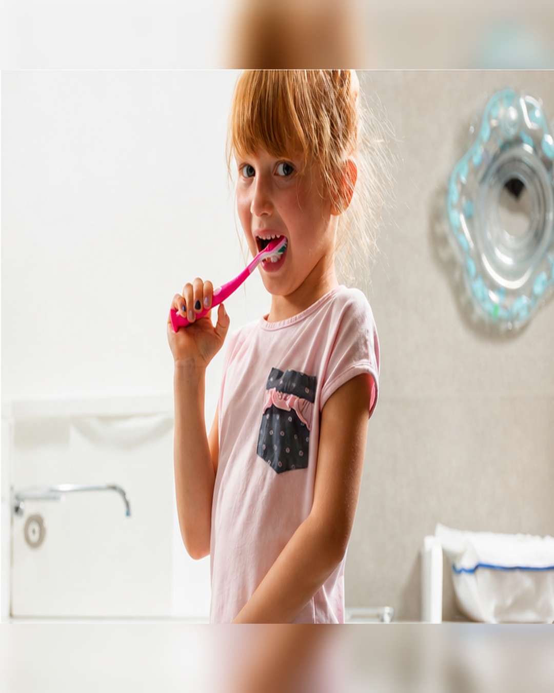 Menina escovando os dentes no banheiro de casa