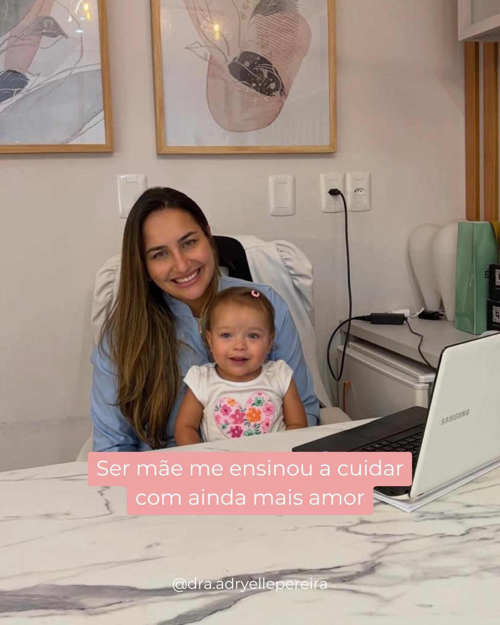 Dra. Adryelle no consultório com a filha no colo, com a frase: ser mãe me ensinou a cuidar com ainda mais amor