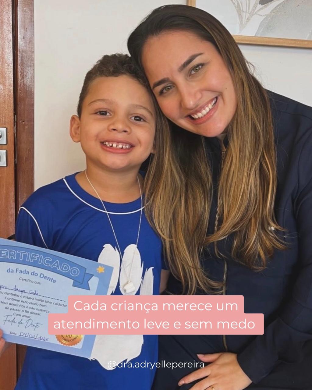 Menino sorrindo com o certificado da Fada do Dente ao lado da Dra. Adryelle, com a frase: cada criança merece um atendimento leve e sem medo