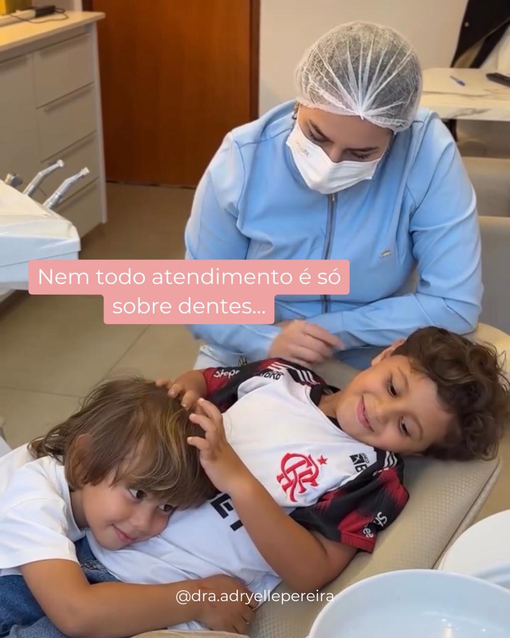 Duas crianças deitadas na cadeira odontológica ao lado da Dra. Adryelle, com a frase: nem todo atendimento é só sobre dentes