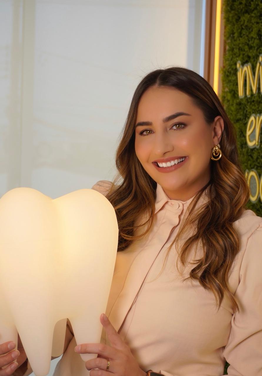 Dra. Adryelle Pereira, cirurgiã-dentista, sorrindo