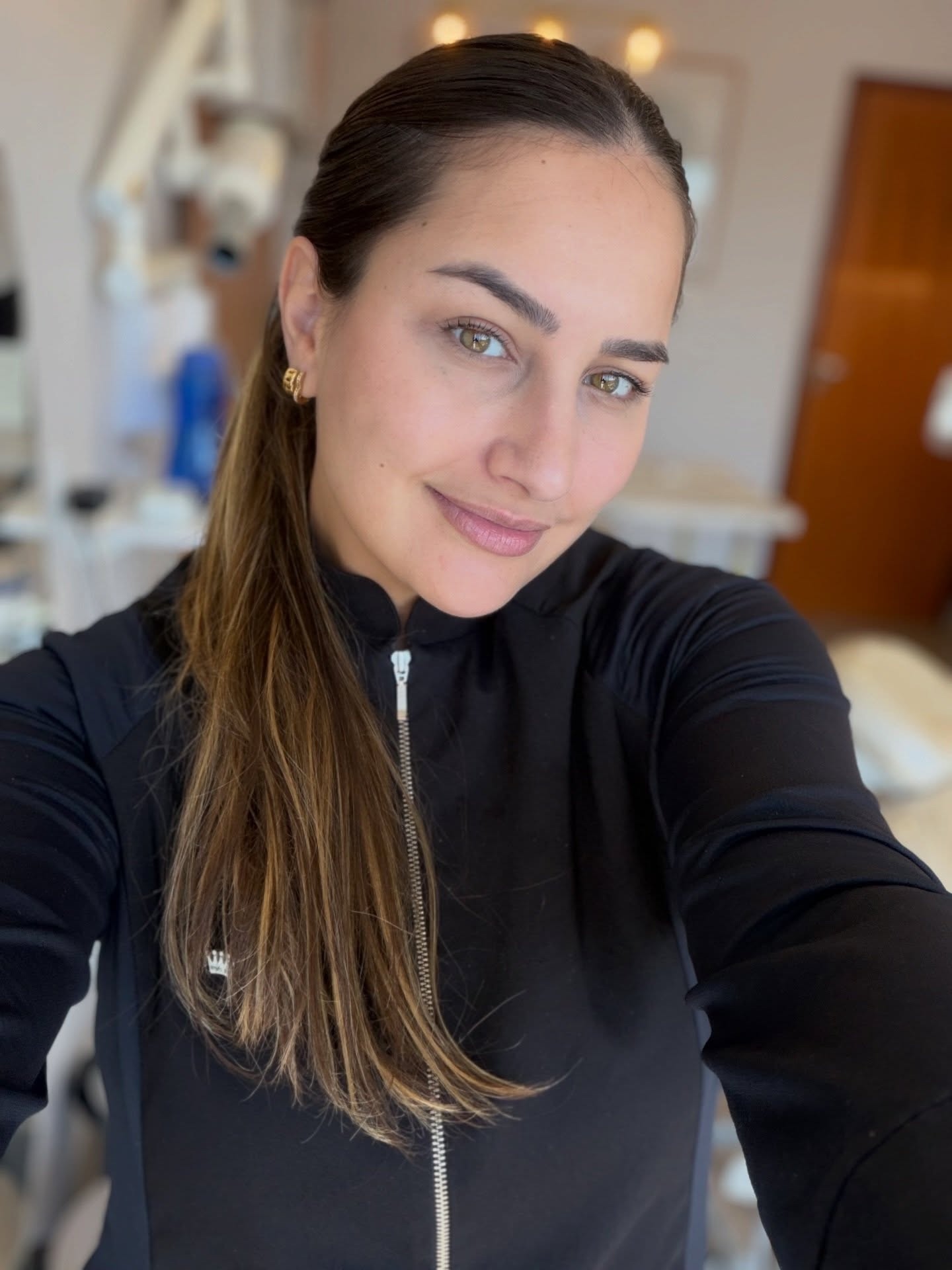 Dra. Adryelle Pereira no consultório odontológico